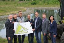 2015 09 24 Wasserpark Scharnhorstkaserne1 Oberbürgermeister Wolfgang Griesert, Dirk Roesing (Scharnhorst GmbH), Sven Kreuzmann (Stadtwerke Osnabrück) Daniel Stimberg vom Planungsbüro betcke jarosch landschaftsarchitektur gmbh, Hartmut Damerow, Detlef Schnier und Marion Niemeyer (Osnabrücker ServiceBetrieb) auf der Baustelle des Wasserparks. © OSB