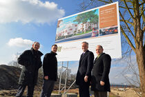 Gaben den offiziellen Startschuss für die Reihenhäuser-Vermarktung im Landwehrviertel: (v.l.) Christoph Hüls (Stadtwerke), Thomas Trendelkamp (BPD), Oberbürgermeister Wolfgang Griesert und Marcel Haselof (ESOS). © Stadtwerke Osnabrück / Marco Hörmeyer