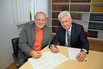 Notarielle Beurkundung des Kaufvertrags: (von links) Marcel Haselof (ESOS-Prokurist) und Franz-Josef Lickteig (BPD-Deutschland-Geschäftsführer). Foto: Stadtwerke Osnabrück/Marco Hörmeyer