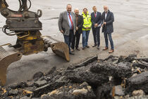 Kümmern sich um den Abriss des Kasernengeländes am Limberg (von links): Finanzvorstand Thomas Fillep, Geschäftsführer der OBG, Marcel Haselof, Prokurist ESOS; Bauleiterin Friederieke Pfaff, Ralf Minning, Geschäftsführer der WFO und Oberbürgermeister Wolfgang Griesert; Foto: © Swaantje Hehmann