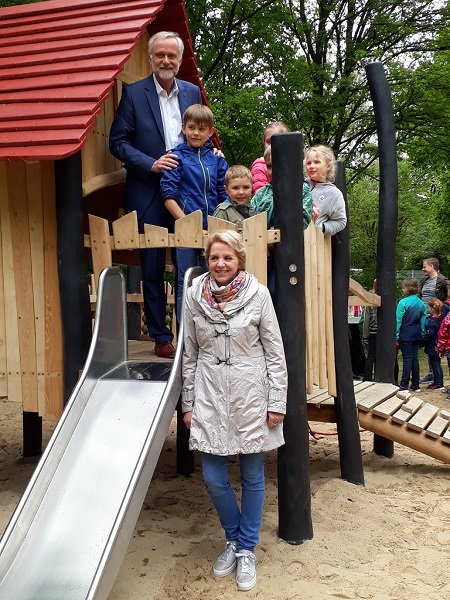 Eröffnung Quartierspielplatzes Am Gut Sandfort mit Oberbürgermeister Wolfgang Griesert und Ratsvorsitzende Eva-Maria Westermann und die Kinder aus Voxtrup..