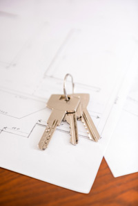 Wohnungsschlüssel liegen auf einem Raumplan. (VGstockstudio/Shutterstock.com)