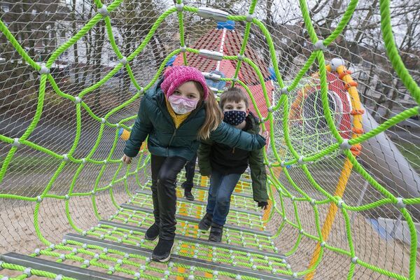 Eröffnung Großspielplatz Hasepark im Klettergerüst OSB SwaantjeHehmann.