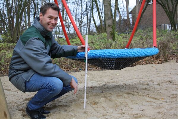 Quartiersspielplatz Am Gut Sandfort Dekraprüfer Maik Rosery.