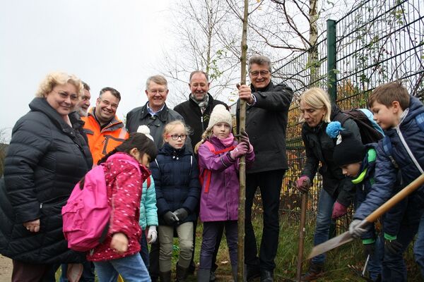 Pflanzaktion Scholerberg Baume am Zooauszengelande.