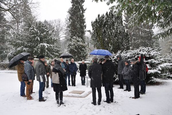 Einweihnung Gedenkstein Elfriede Scholz auf dem Hasefriedhof.