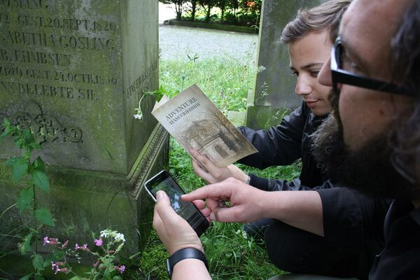 Adventure Hasefriedhof Jakob Bartnik mit Schuler Georg Abendlich auf Spurensuche.