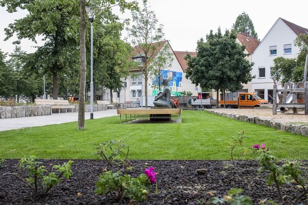 KSP Adolf Reichwein Platz Pflanzen müssen noch wachsen.