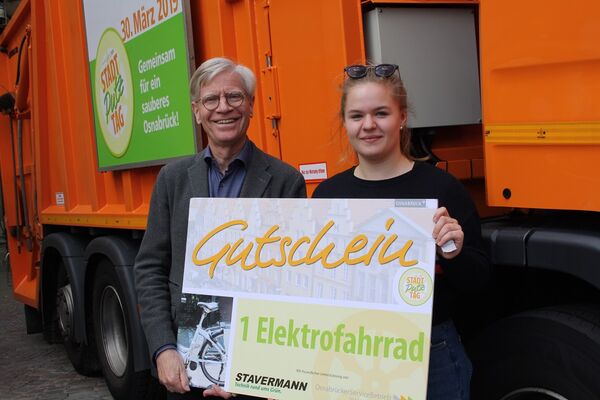 Stadtputztag 2019 Bürgermeister Jasper mit Gewinnerin Mia Mönnig.