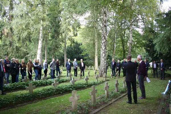 Finnische Delegation Johannisfriedhof mit Schüler Graf Stauffenberg.