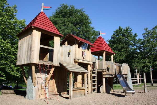 Spiel- und Bolzplatz am Bierbaumsweg mit Burg .