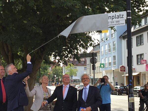 Eröffnung Raiffeisenplatz - Enthüllung Straßenschild.