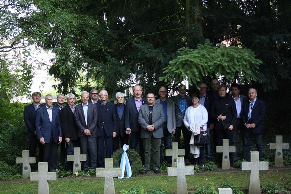 Finnische Delegation Johannisfriedhof Gruppenbild.