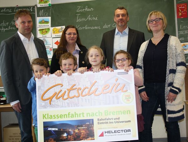 Preisubergabe Grundschule Eversburg mit Klassensprecher.